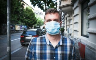 Person trägt Maske zum Schutz vor Corona