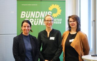 Christin Melcher mit Referentinnen bei einer Veralstaltung zur Stärkung von Bildungsgerechtigkeit in Sachsen