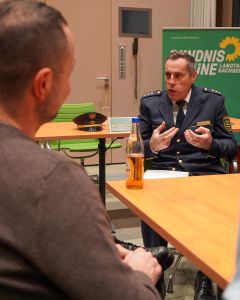 Gemeinsam mit Matthias Imhof, Referent Einsatz Polizei und Koordinierungs-stelle Extremismusprävention und -bekämpfung, wird auf die Gefahren der CSDs zurückgeblickt und reflektiert, wie zentral eine vertrauensvolle Zusammenarbeit zwischen Veranstaltenden, Polizei und Justiz für sichere, offene und diskriminierungssensible CSDs ist.