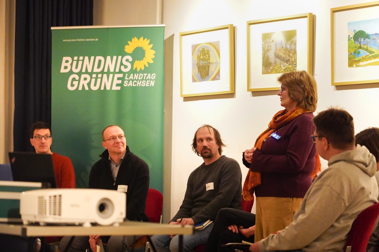 Podium bei einer Veranstaltung für Reparaturinitiativen in Dresden