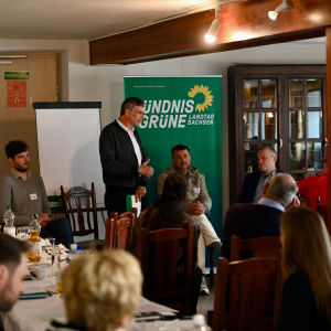 Thomas Löser spricht im Podium und beleuchtet die Bedingungen für langfristige Wertschöpfung in der Region.