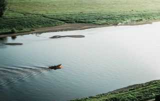 Schiff fährt auf Elbe bei Dresden - Foto: Florain Weichelt (Unsplash)